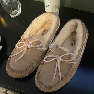 Like new size 6 Ugg Moccasins